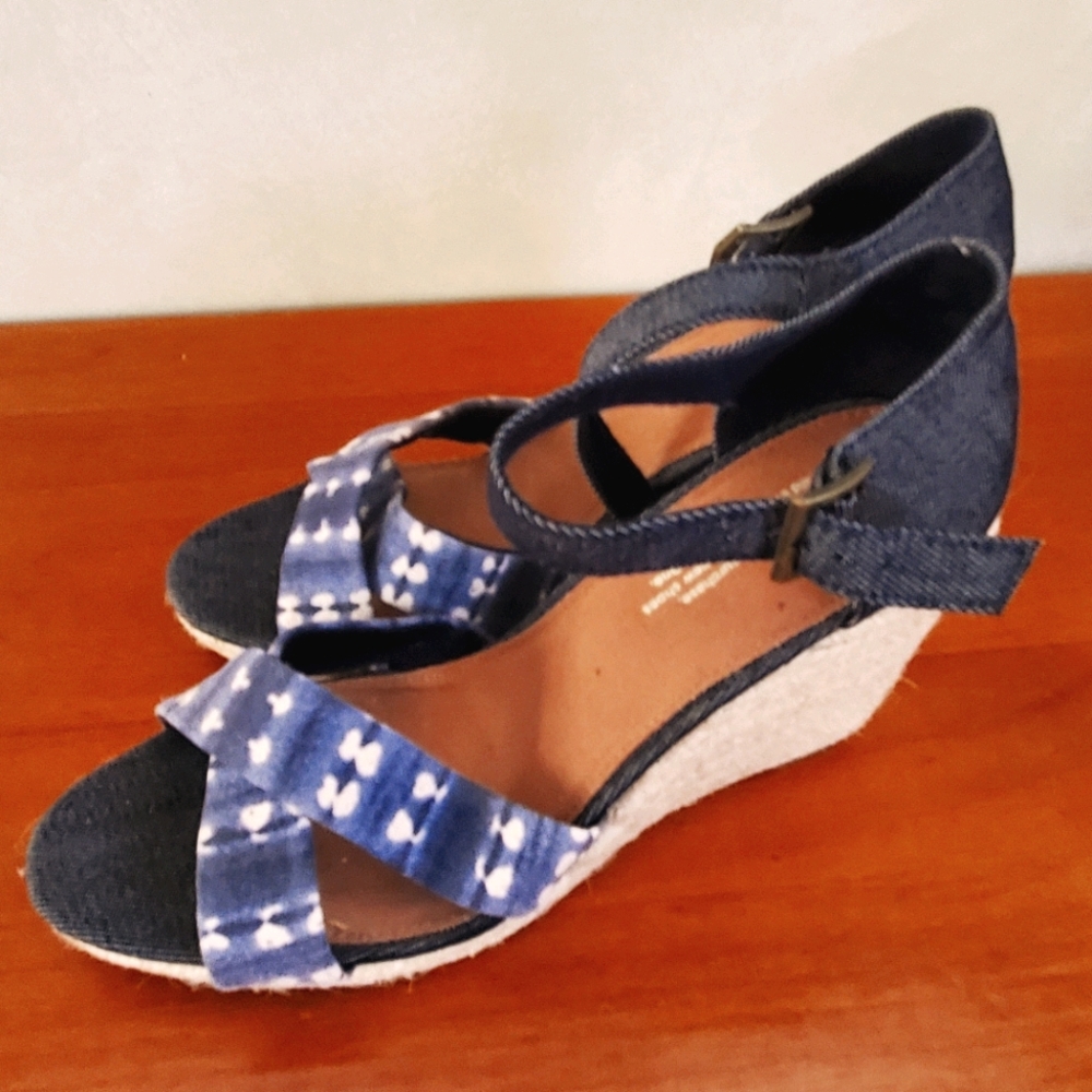 Tom's wedge sandals